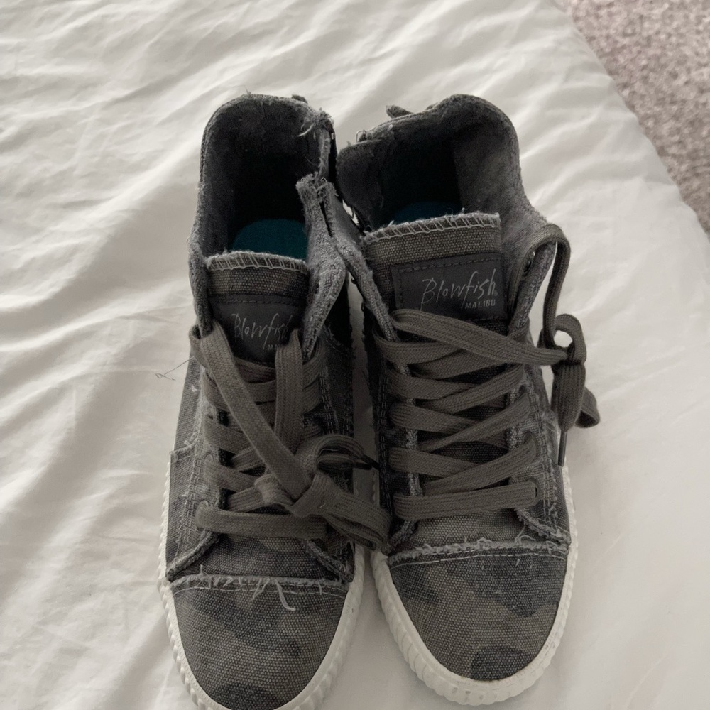 New canvas blowfish shoes 9 camo